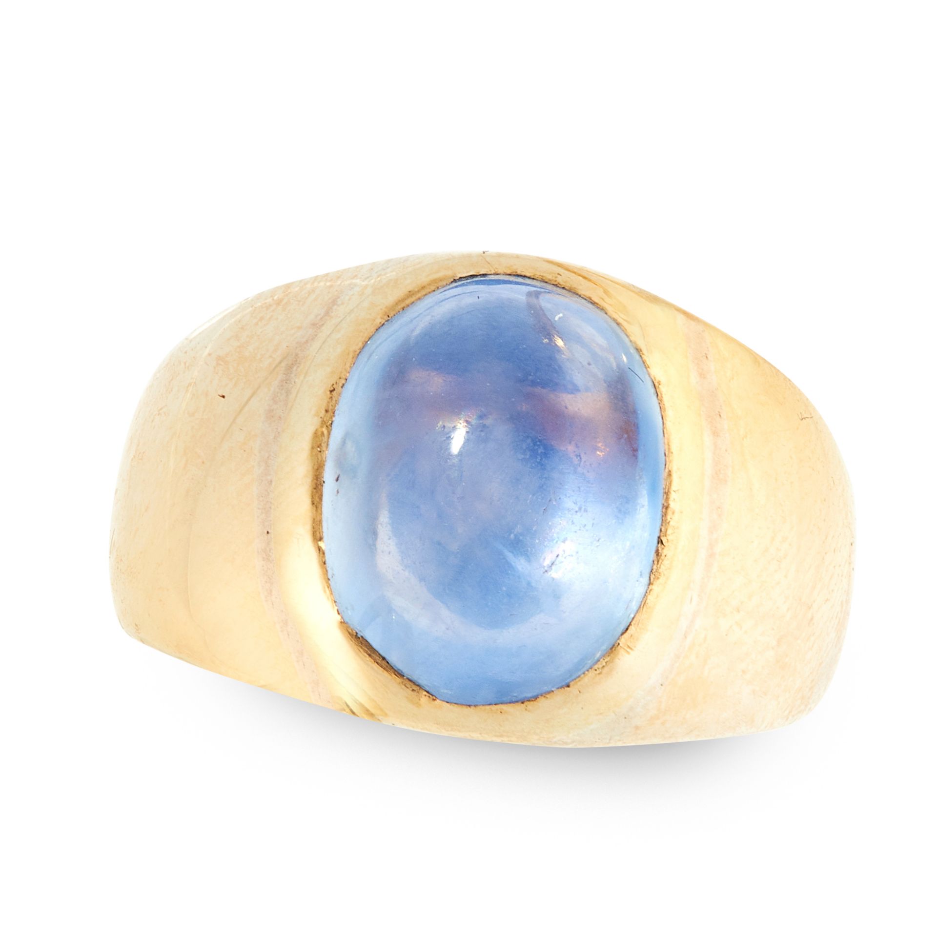 A STAR SAPPHIRE DRESS RING in 18ct yellow gold, set with an oval cabochon star sapphire of 6.42