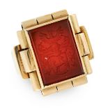 AN ANTIQUE CARNELIAN INTAGLIO SEAL / SIGNET RING in yellow gold, set with a rectangular polished