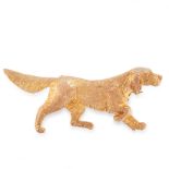 A VINTAGE DOG BROOCH in yellow gold, in the form of an English Setter or other hunting hound,