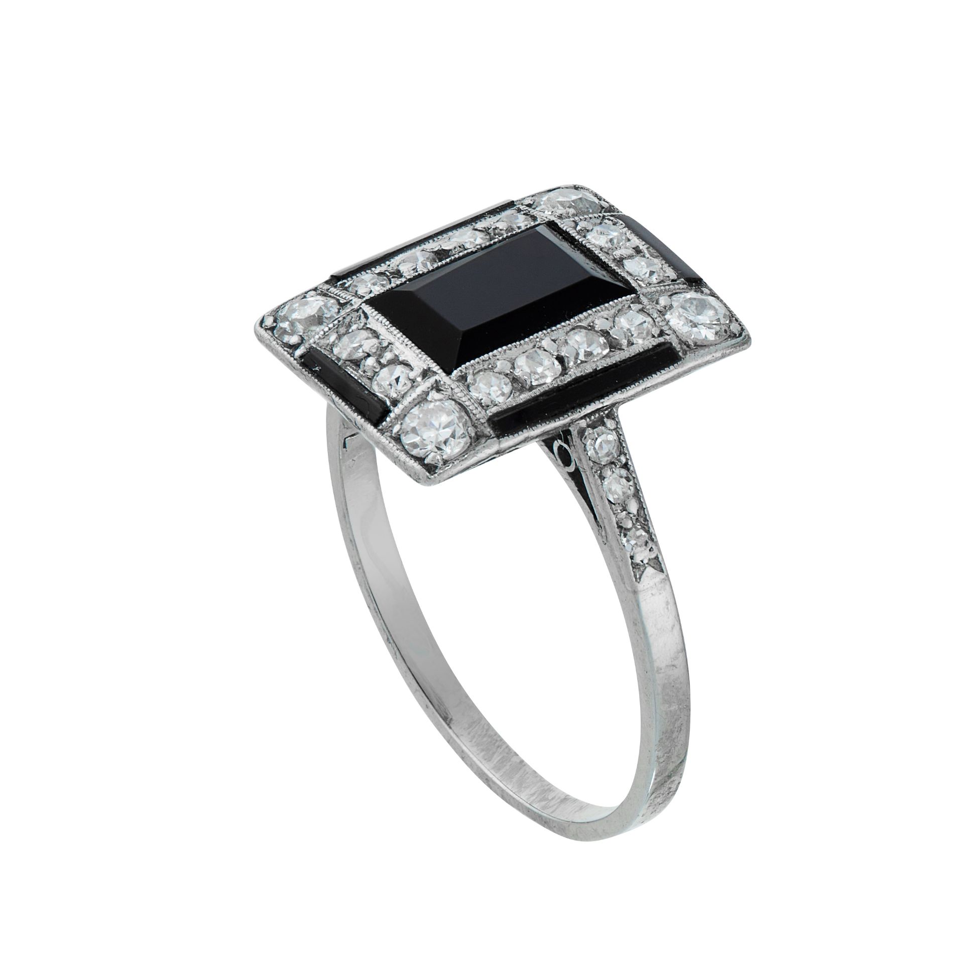 AN ART DECO ONYX AND DIAMOND DRESS RING, EARLY 20TH CENTURY in platinum, set with a step cut black - Bild 2 aus 2