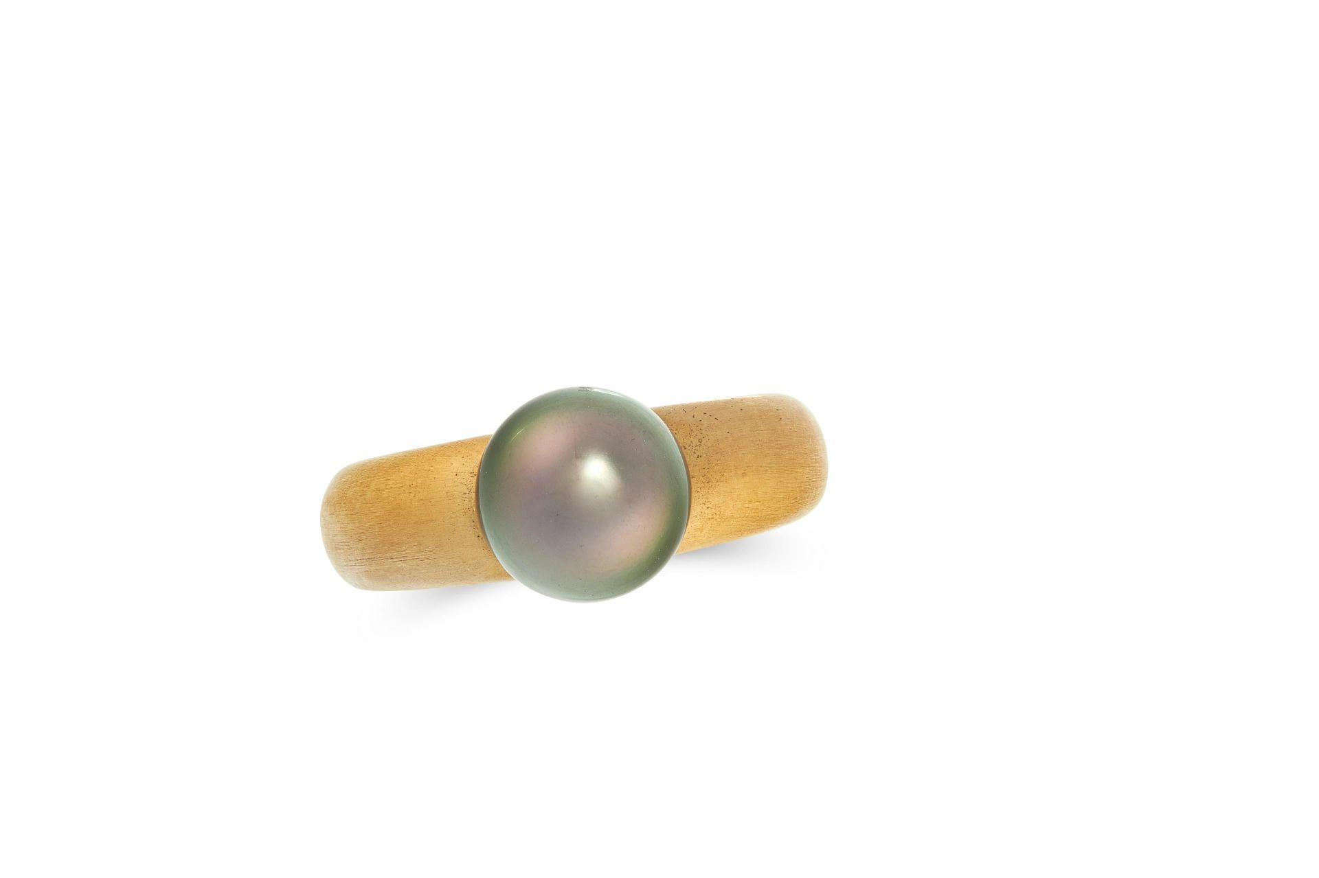 A VINTAGE PEARL DRESS RING in 18ct yellow gold, the tapering matte band set with a black pearl of