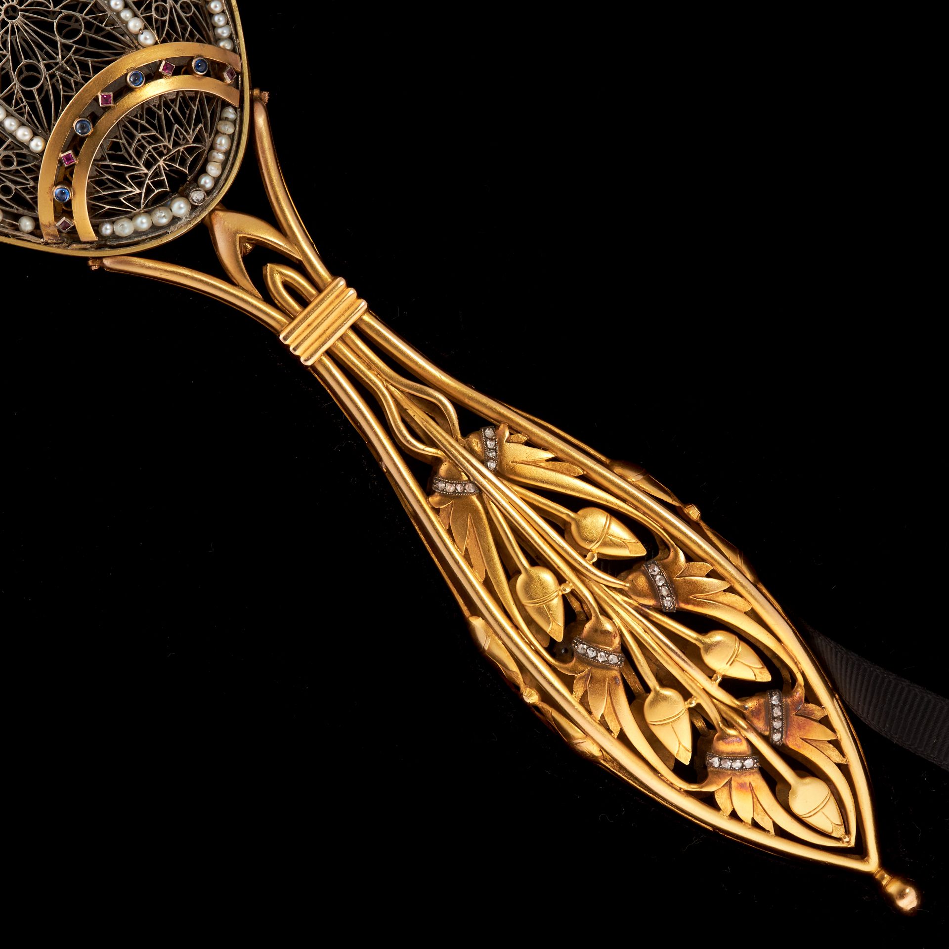 A MAGNIFICENT ANTIQUE JEWELLED LACE FAN in high carat yellow gold and silver, the crescent shaped - Bild 4 aus 4