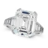 AN ART DECO SOLITAIRE DIAMOND RING, EARLY 20TH CENTURY in platinum, set with a central emerald cut