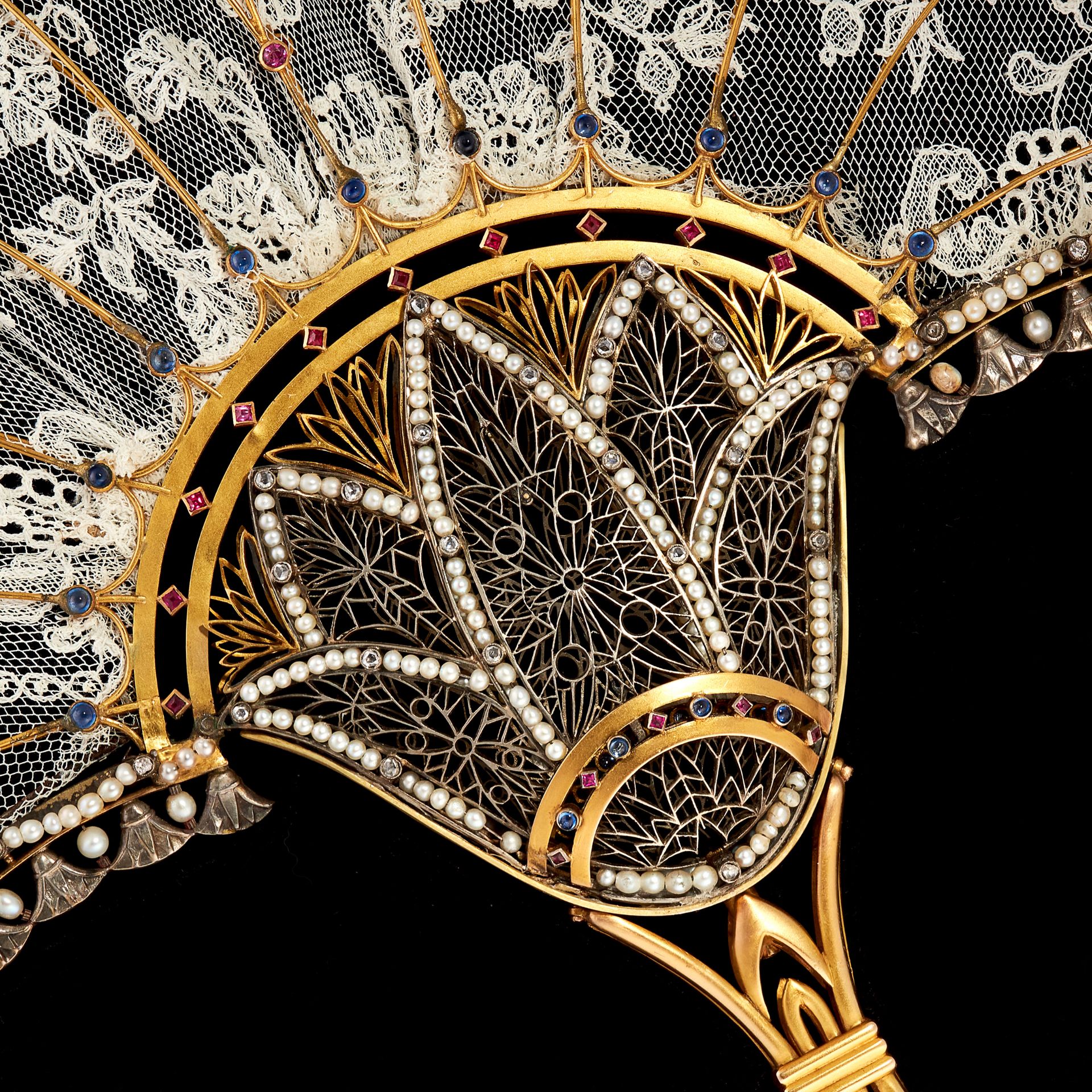 A MAGNIFICENT ANTIQUE JEWELLED LACE FAN in high carat yellow gold and silver, the crescent shaped - Bild 2 aus 4