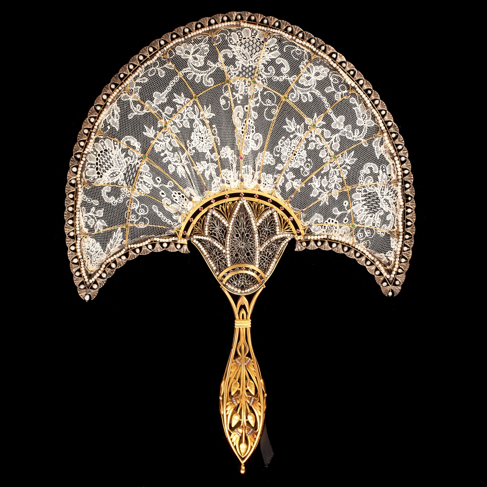 A MAGNIFICENT ANTIQUE JEWELLED LACE FAN in high carat yellow gold and silver, the crescent shaped