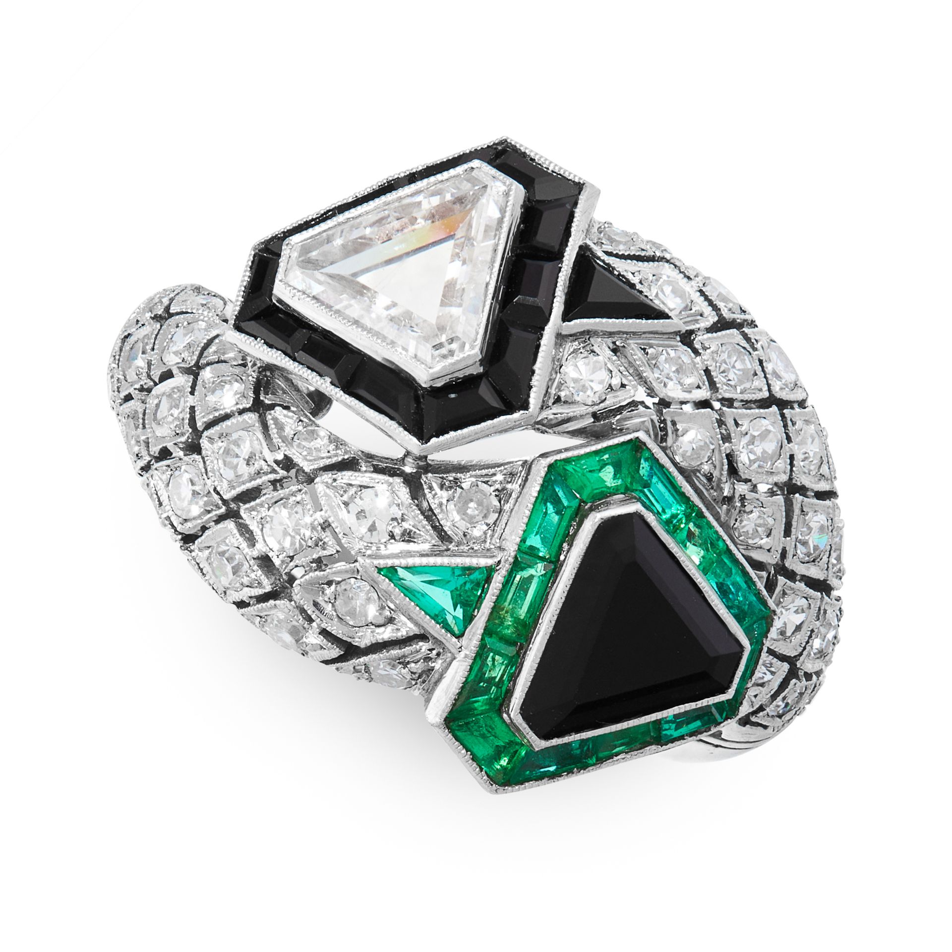 AN ART DECO DIAMOND, EMERALD AND ONYX DRESS RING, EARLY 20TH CENTURY the stylised band set at either