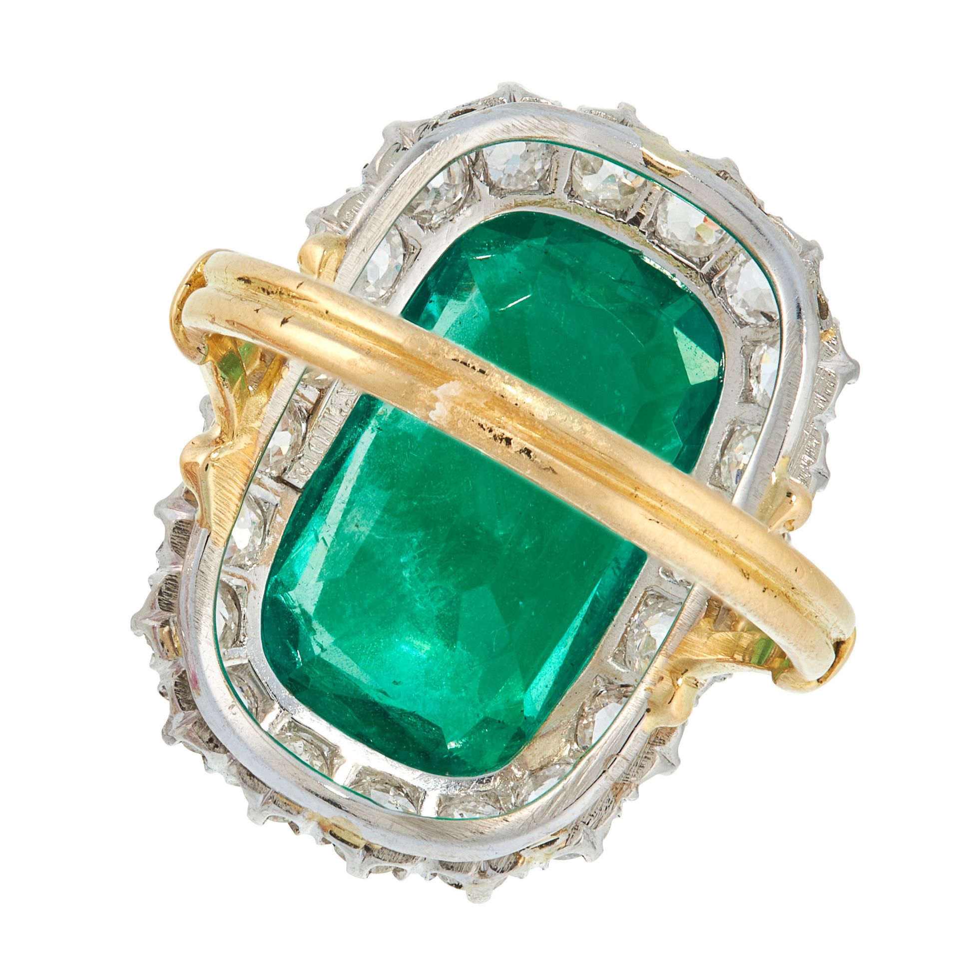 A FINE COLOMBIAN EMERALD AND DIAMOND DRESS RING in high carat yellow gold, set with a cushion cut - Bild 2 aus 3