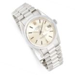 AN OYSTER PERPETUAL DATEJUST WRIST WATCH, ROLEX in 18ct white gold, the circular face with baton