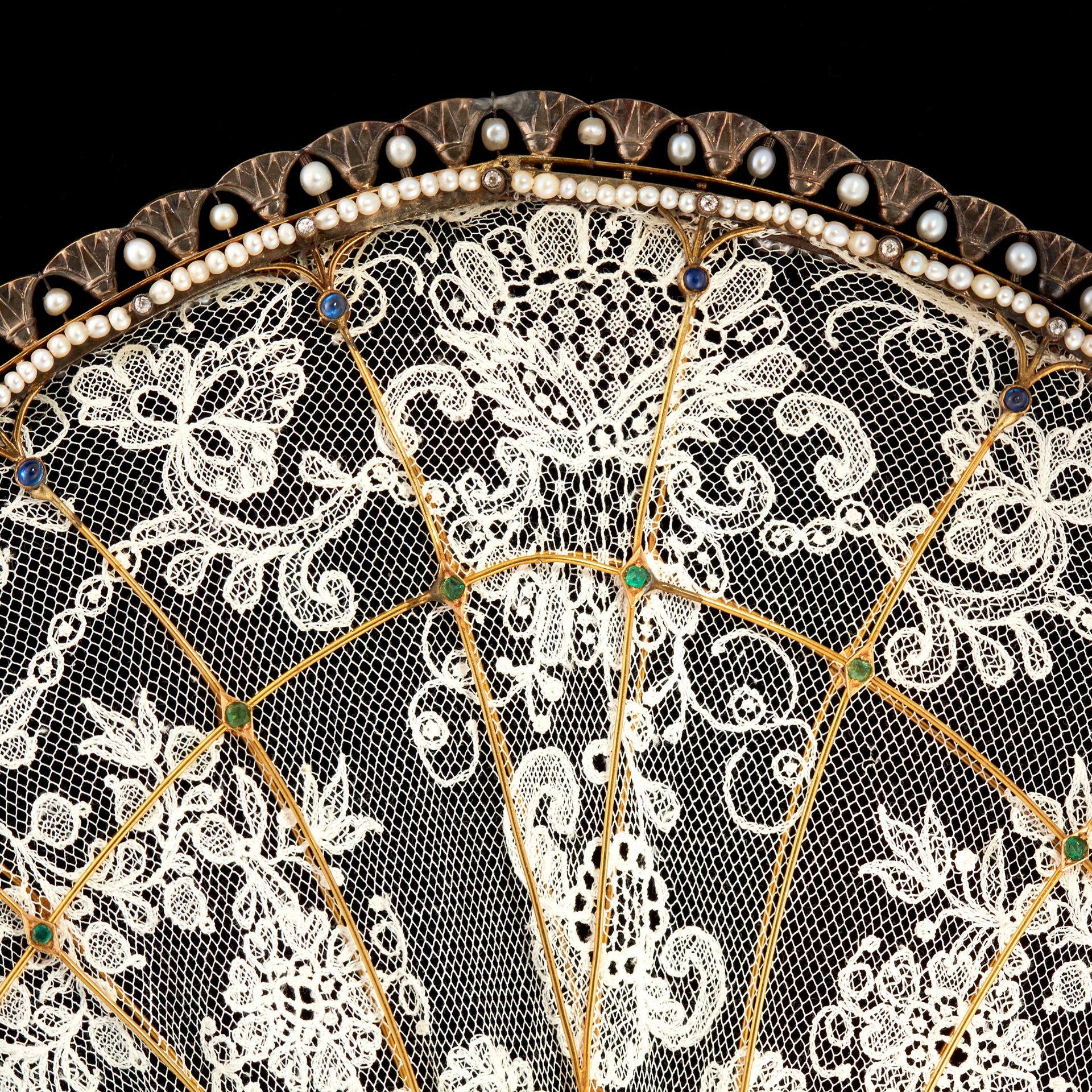 A MAGNIFICENT ANTIQUE JEWELLED LACE FAN in high carat yellow gold and silver, the crescent shaped - Bild 3 aus 4