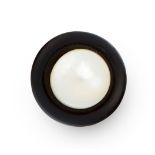 AN ART DECO PEARL AND ONYX DRESS RING in platinum, set with a pearl of 10.5mm on a circular polished