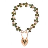 AN ANTIQUE HARDSTONE SWEETHEART BRACELET in 9ct yellow gold, formed of a series of shamrock / clover