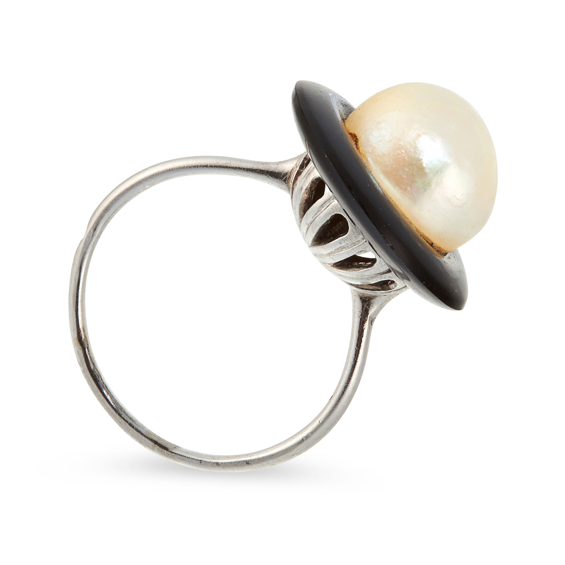 AN ART DECO PEARL AND ONYX DRESS RING in platinum, set with a pearl of 10.5mm on a circular polished - Image 2 of 2