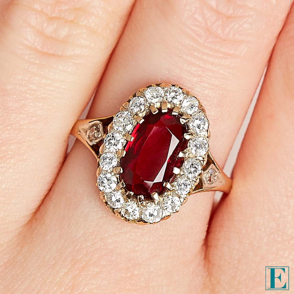 SPINEL AND DIAMOND RING mounted in yellow gold, claw set with a central oval cut red spinel of 2. - Image 3 of 3