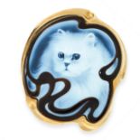 FINE CARVED HARDSTONE CAMEO CAT BROOCH / PENDANT mounted in 18ct yellow gold, of freeform design,