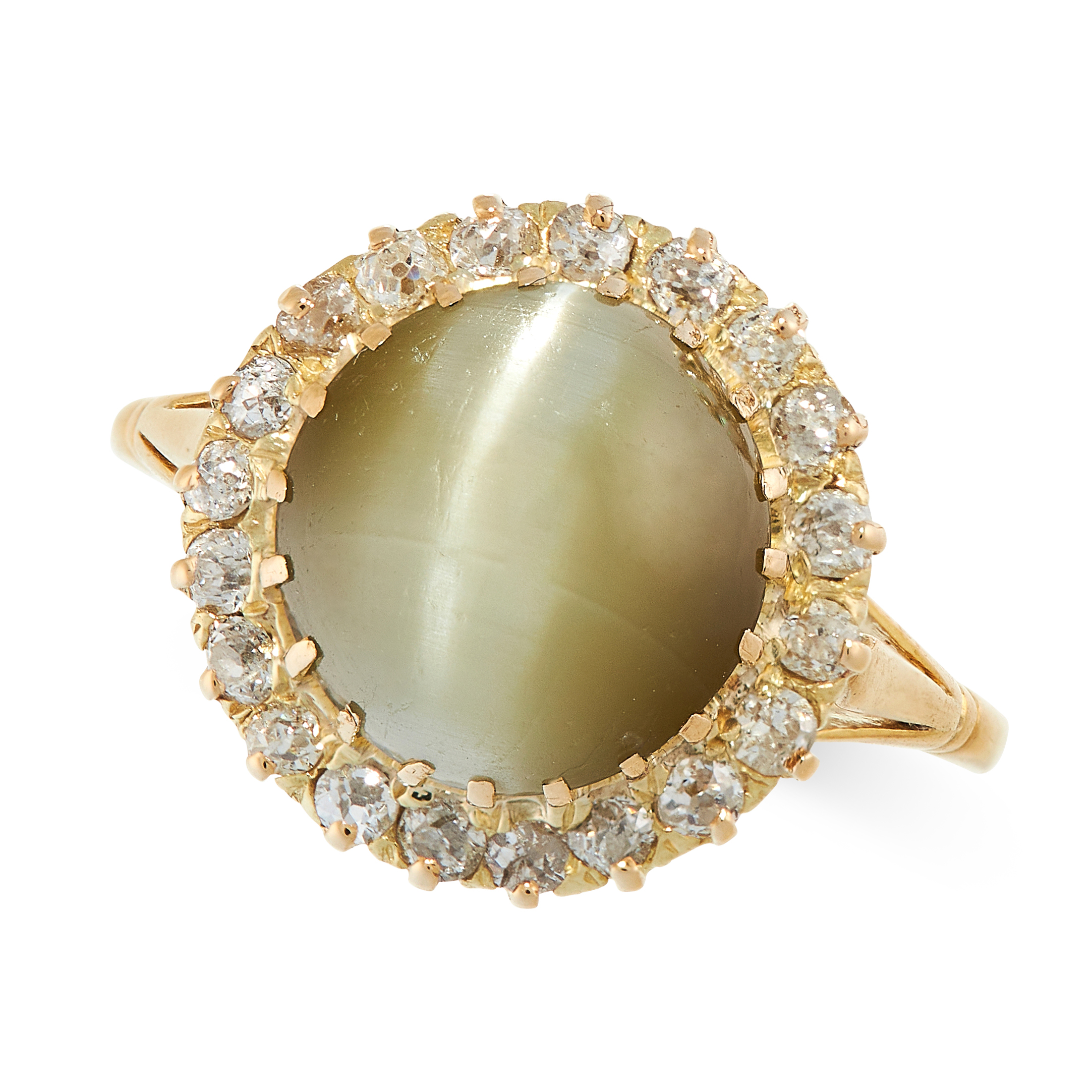 ANTIQUE CAT’S EYE CHRYSOBERYL AND DIAMOND RING in yellow gold, in cluster form, set with a