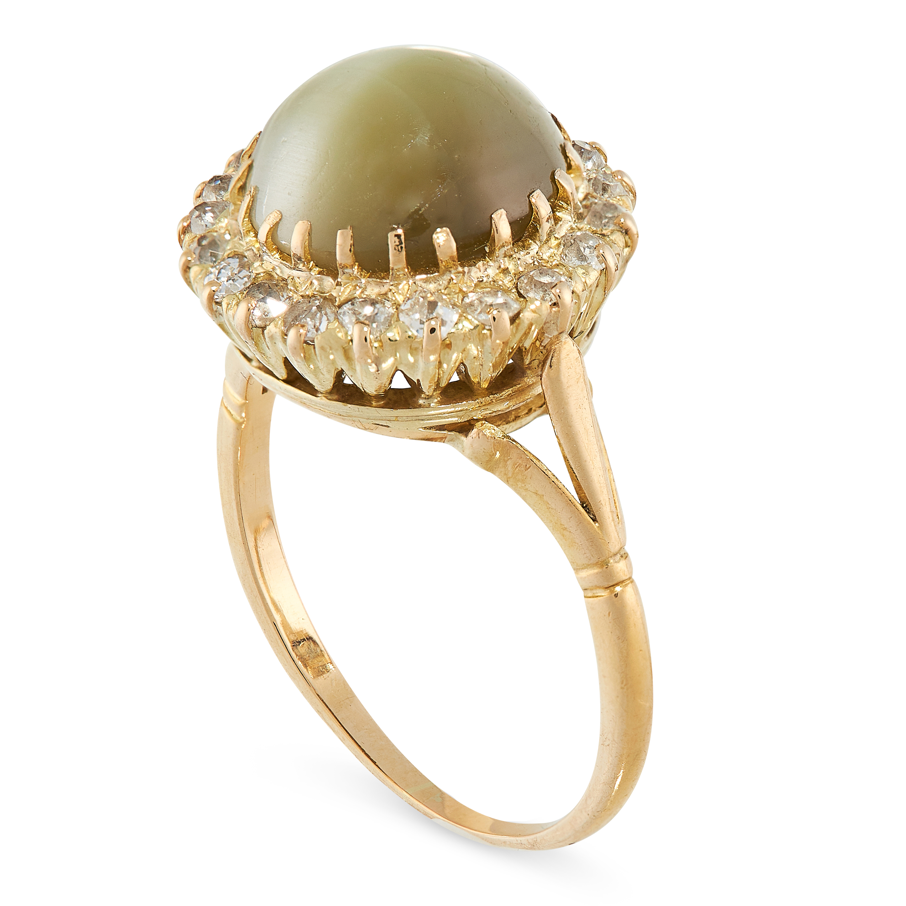 ANTIQUE CAT’S EYE CHRYSOBERYL AND DIAMOND RING in yellow gold, in cluster form, set with a - Image 2 of 2