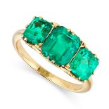 FINE ANTIQUE VICTORIAN COLOMBIAN EMERALD RING, LATE 19TH CENTURY claw-set with three step-cut