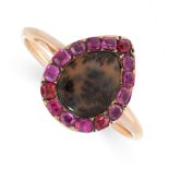 ANTIQUE RUBY AND DENDRITIC AGATE RING, EARLY 19TH CENTURY in yellow gold, the pear face is set