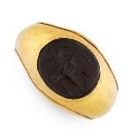 ANTIQUE HARDSTONE INTAGLIO RING set with a black hardstone intaglio, possibly Roman, in a thick gold