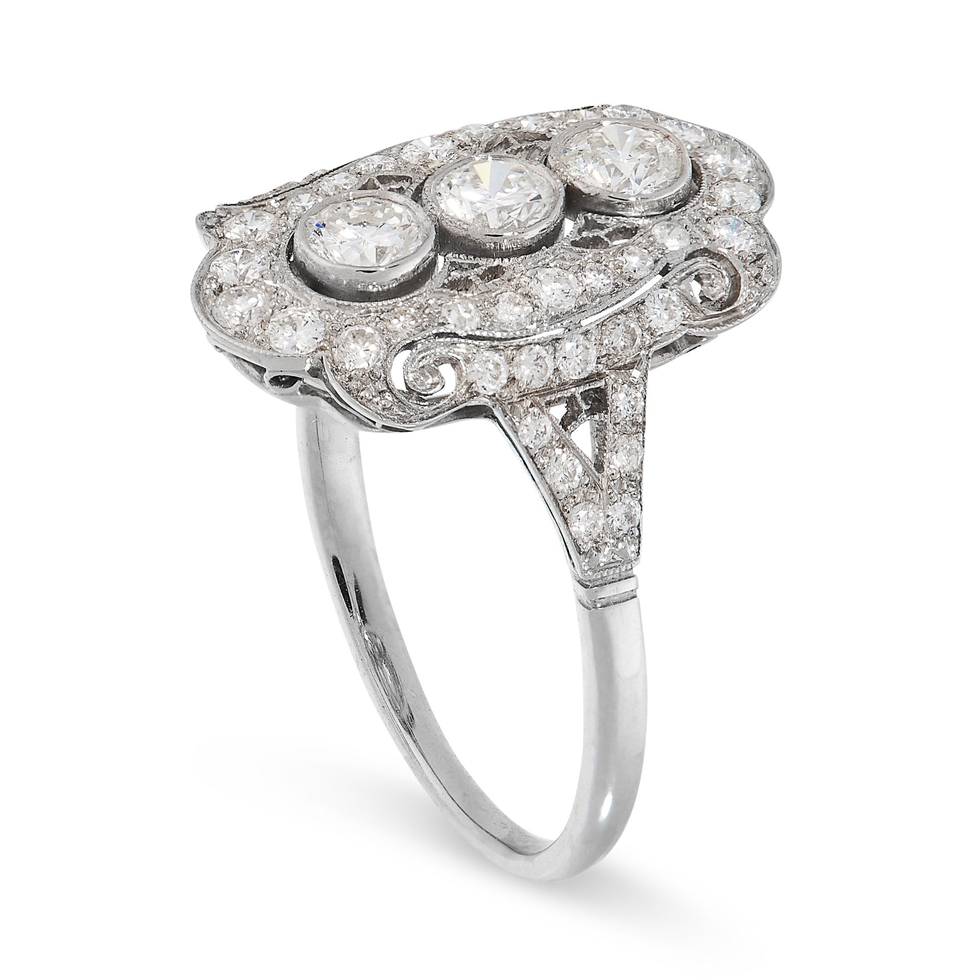 ART DECO DIAMOND RING, EARLY 20TH CENTURY in platinum, comprising of three principle diamonds, in an - Image 2 of 2