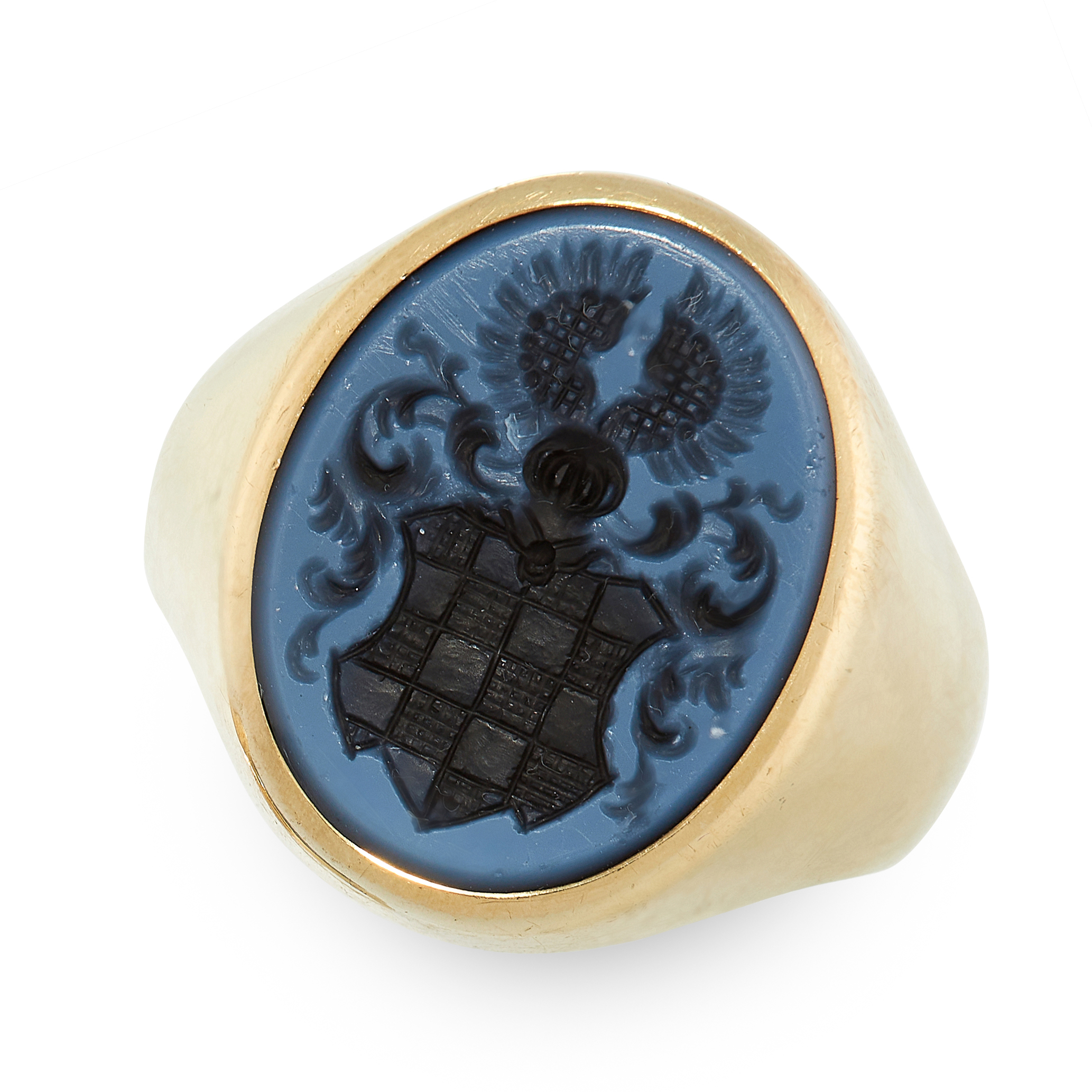 AGATE INTAGLIO SIGNET RING in 14ct yellow gold, set with an oval polished piece of agate, reverse