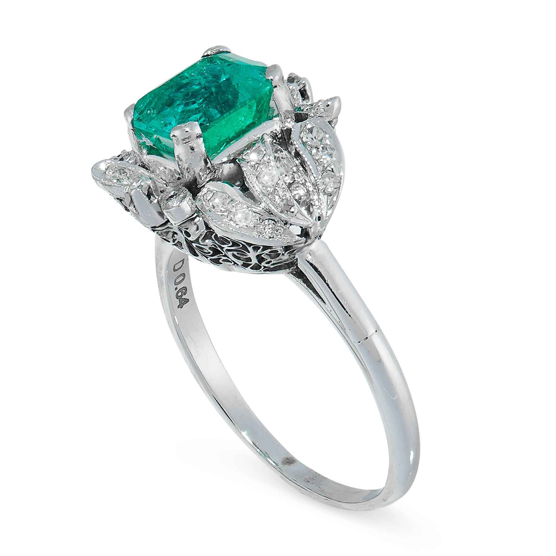 EMERALD AND DIAMOND RING in cluster form, set with an emerald cut emerald of 1.91 carats in a - Bild 2 aus 2