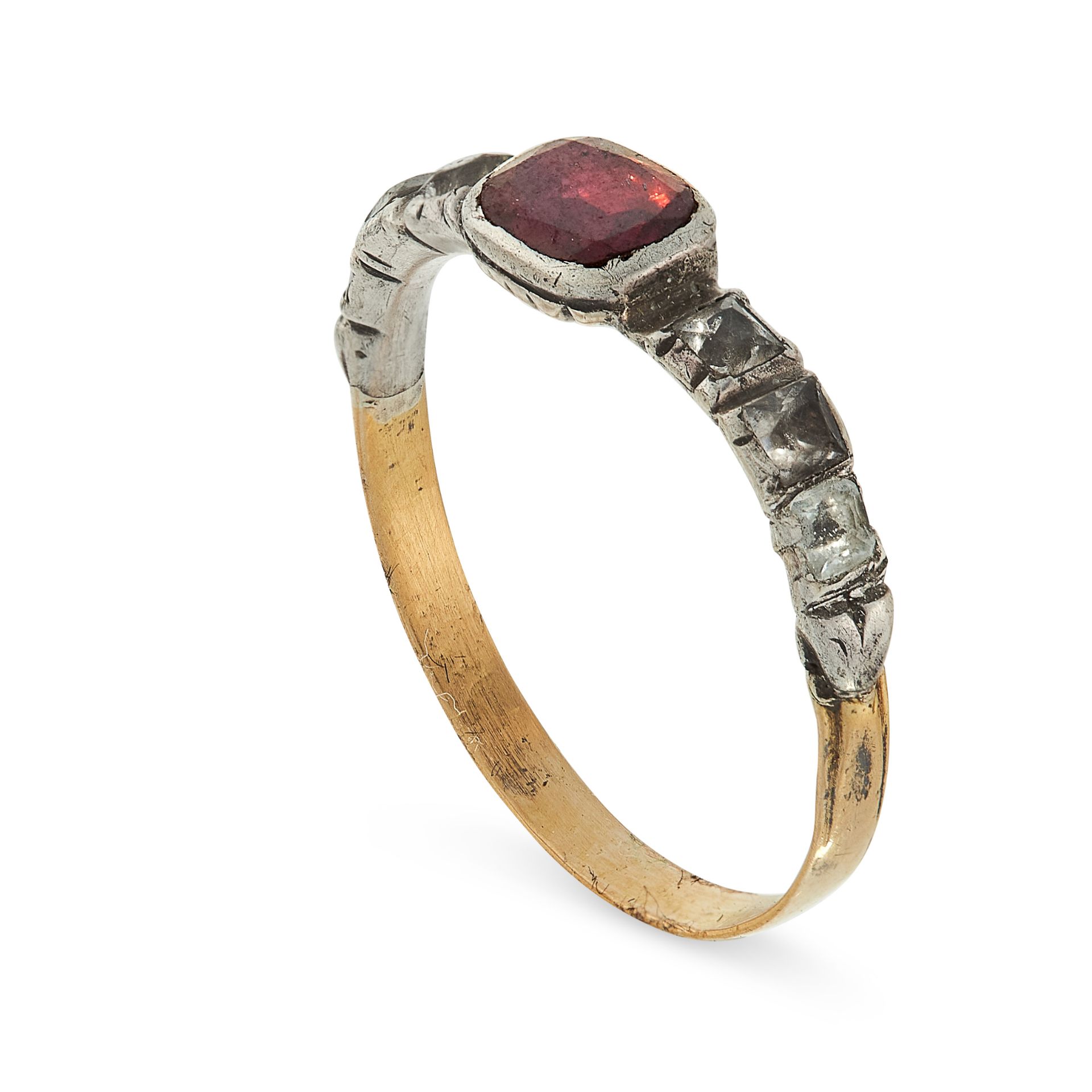 ANTIQUE GARNET AND PASTE RING in yellow gold and silver, set with a cushion cut garnet, between - Bild 2 aus 2