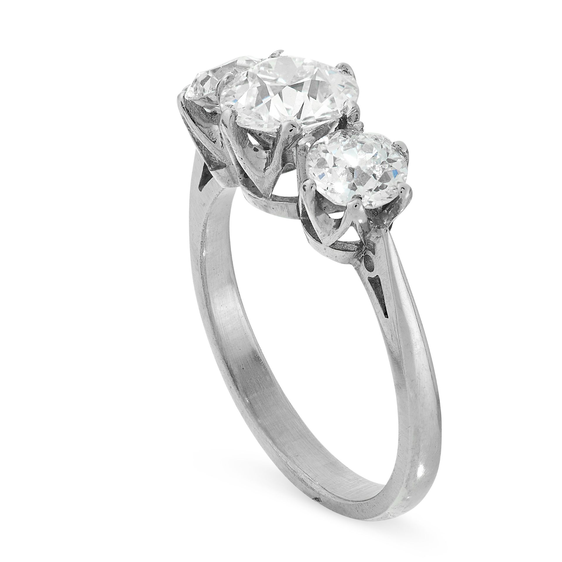 DIAMOND TRINITY RING in platinum, set with three graduated old cut diamonds, the largest of 1.18 - Bild 2 aus 2