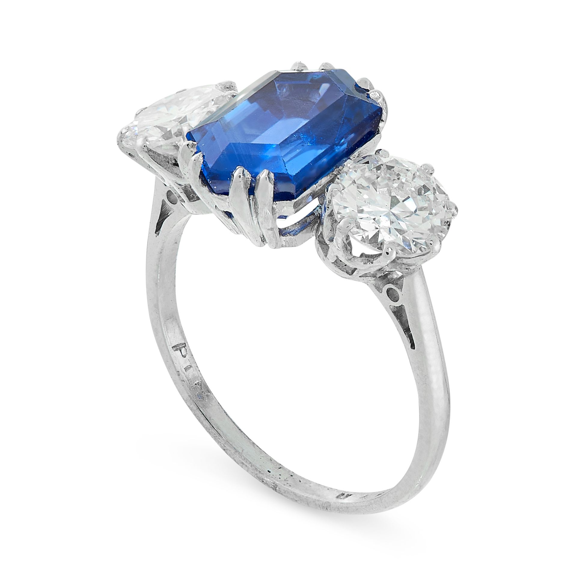 CEYLON NO HEAT SAPPHIRE AND DIAMOND RING in platinum, set with a fancy shaped hexagonal step cut - Bild 2 aus 2