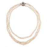 AN ANTIQUE PEARL AND DIAMOND NECKLACE in yellow gold and silver, comprising three rows of