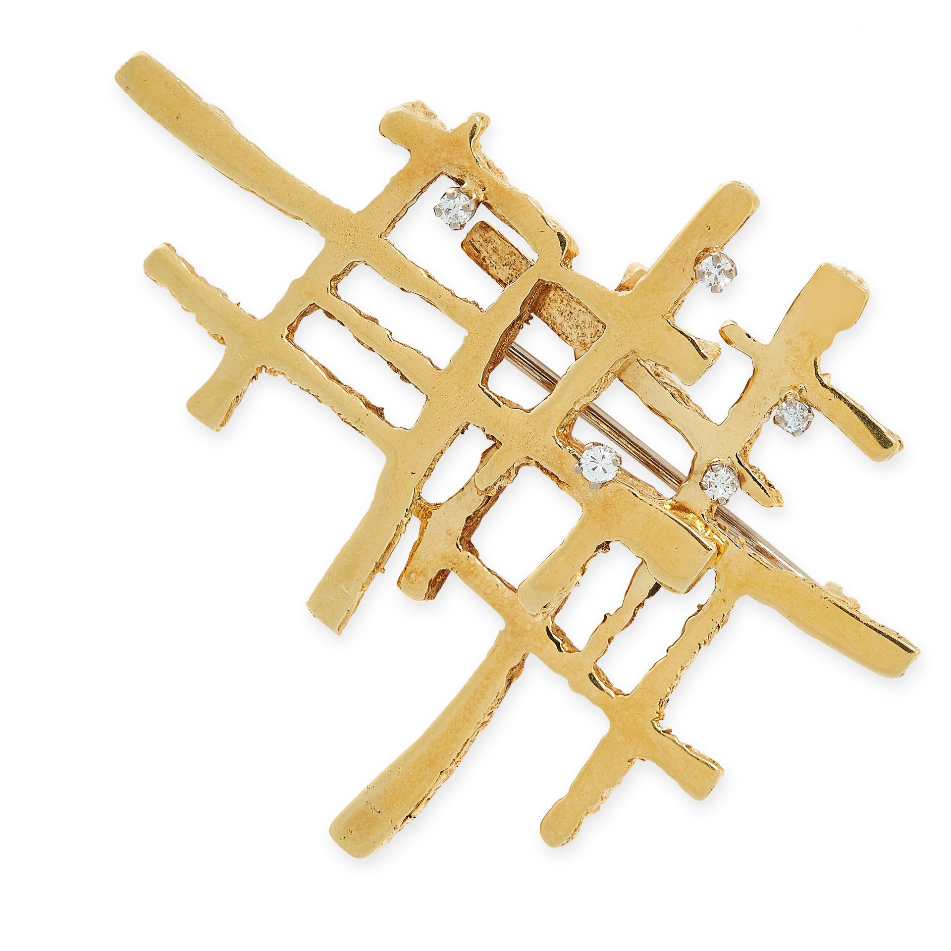 A MODERNIST DIAMOND BROOCH, GILLIAN E PACKARD, 1970 in 18ct yellow gold, of abstract design, with