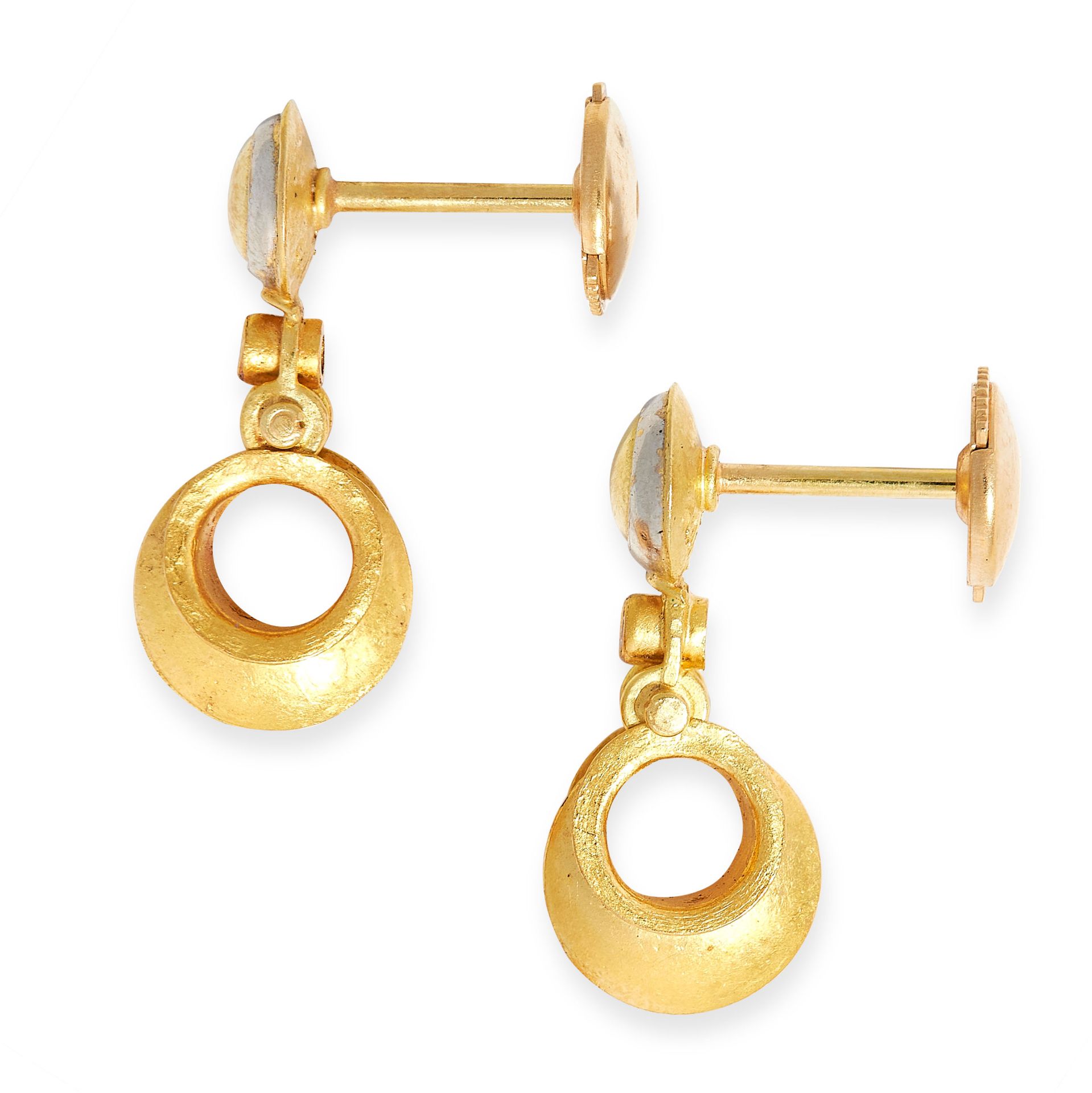 PAIR OF VINTAGE DIAMOND EARRINGS in drop design, each set with a round cut diamond and an - Bild 2 aus 2
