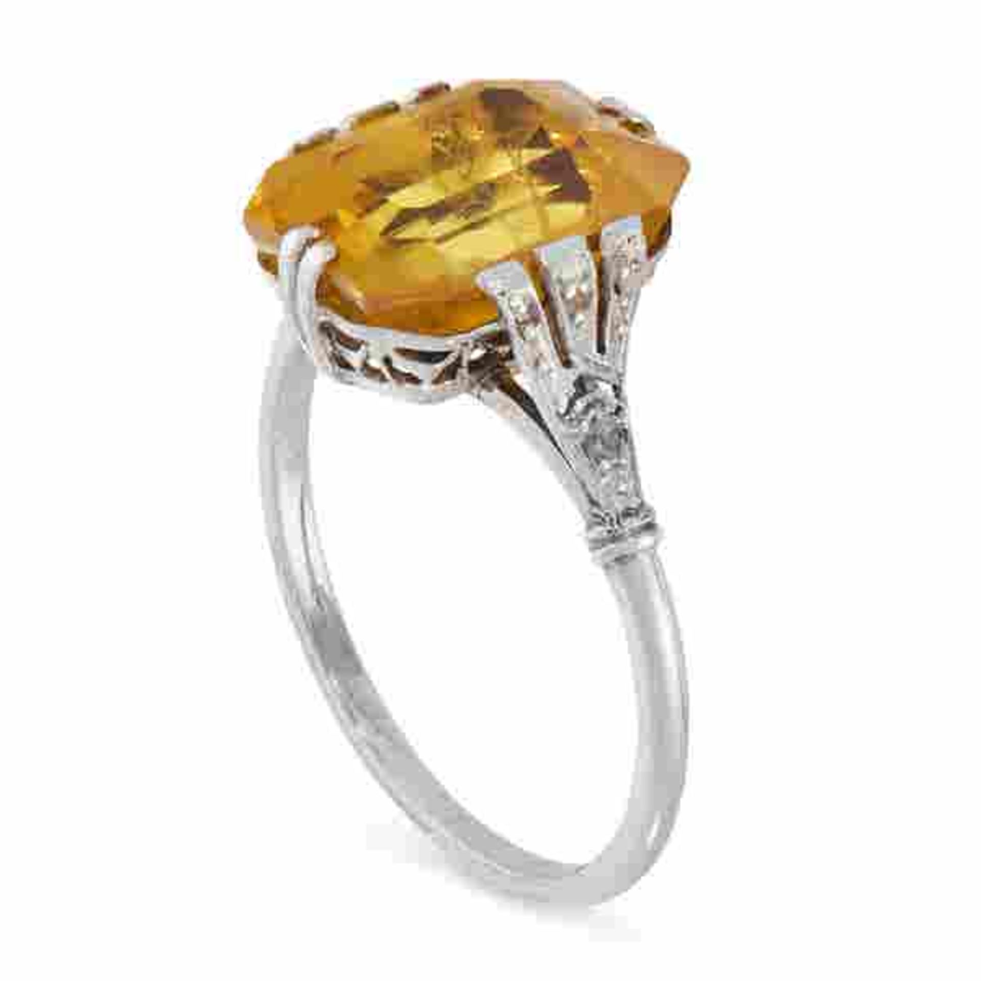 YELLOW SAPPHIRE AND DIAMOND RING comprising of an emerald cut yellow sapphire of 7.03 carats - Bild 2 aus 2