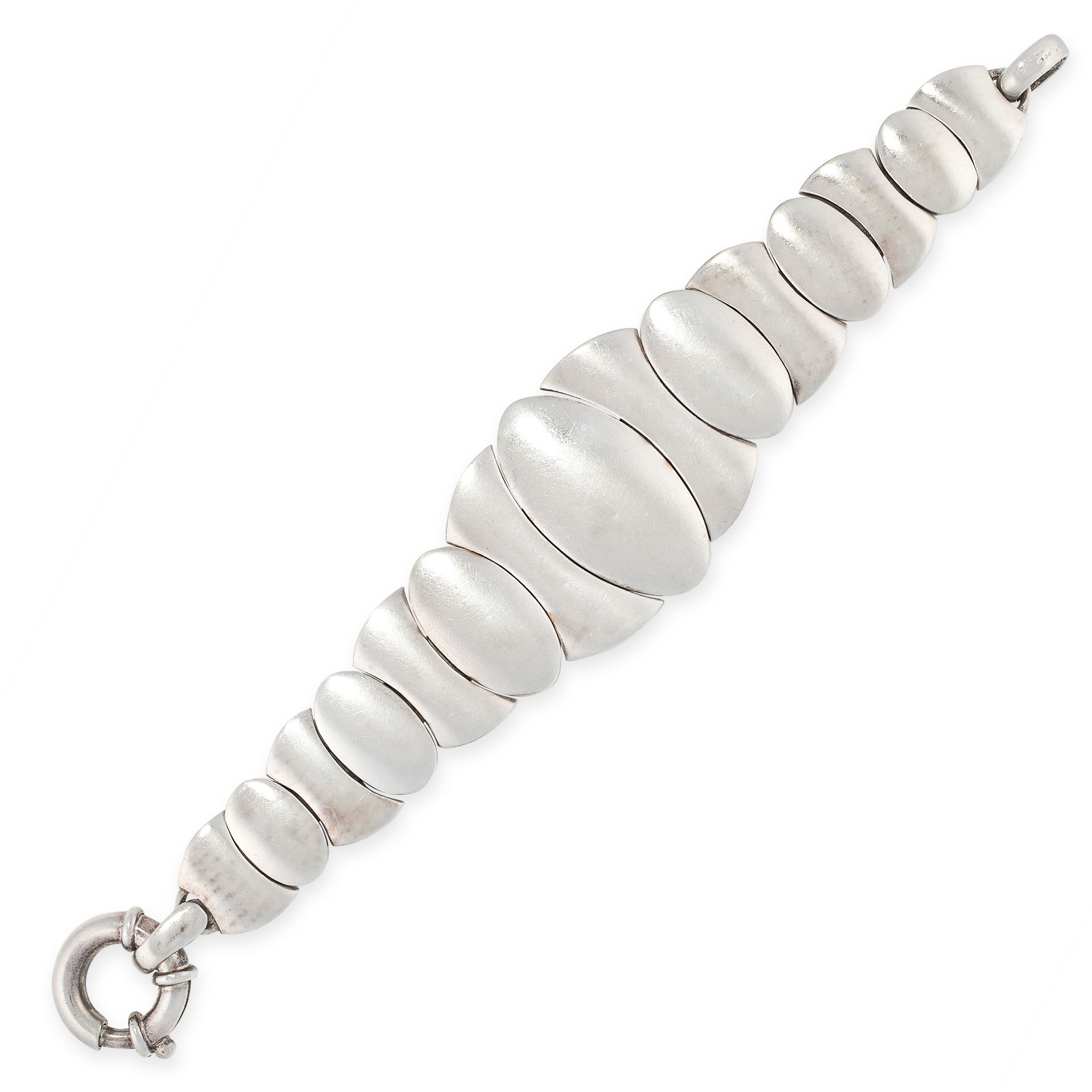 A VINTAGE SILVER BRACELET in sterling silver, formed of a graduated row of oval and crescent