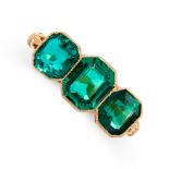 A GREEN GEMSTONE THREE STONE RING in yellow gold, set with three graduated emerald cut green