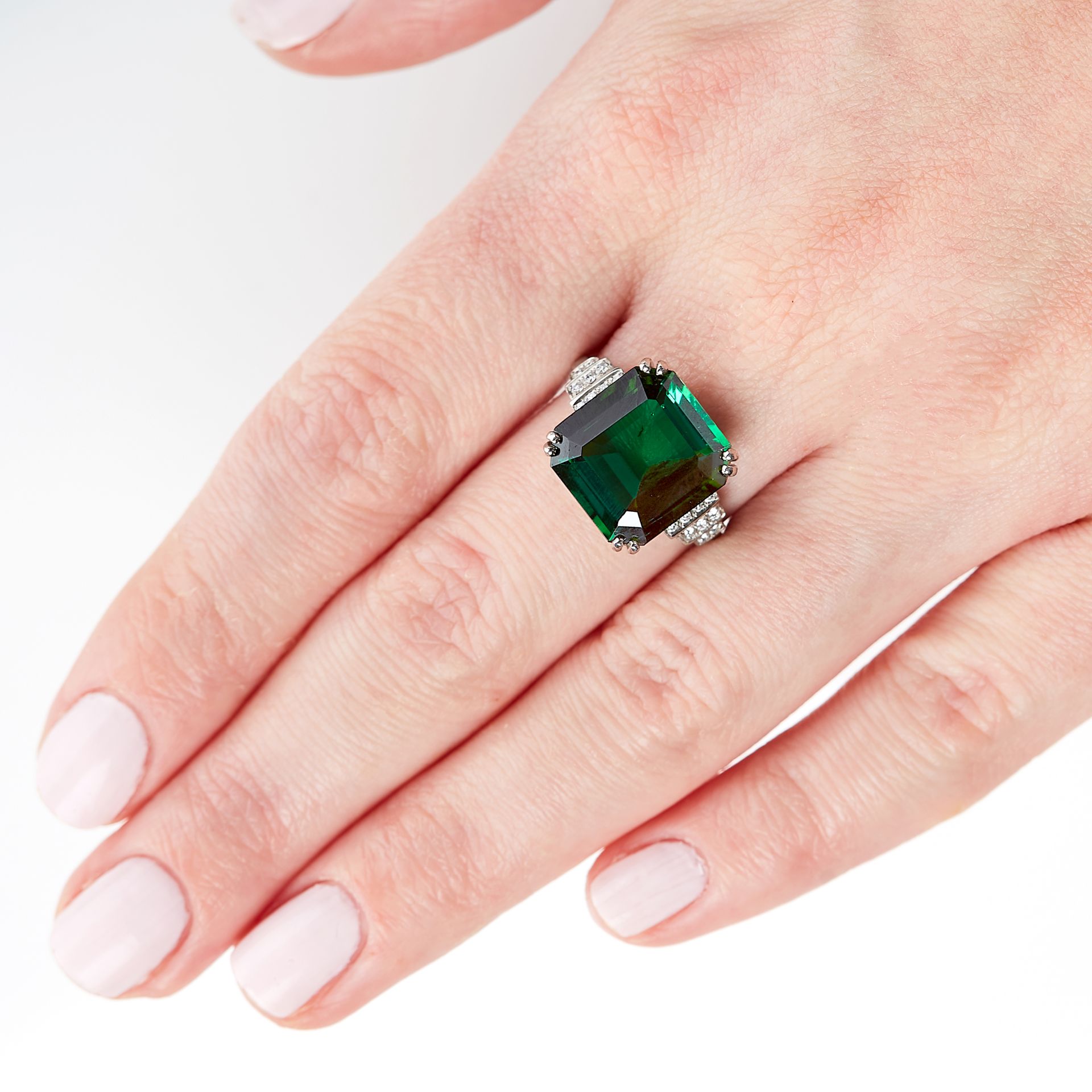 A GREEN TOURMALINE AND DIAMOND RING in 18ct white gold, set with an emerald cut green tourmaline - Image 3 of 3