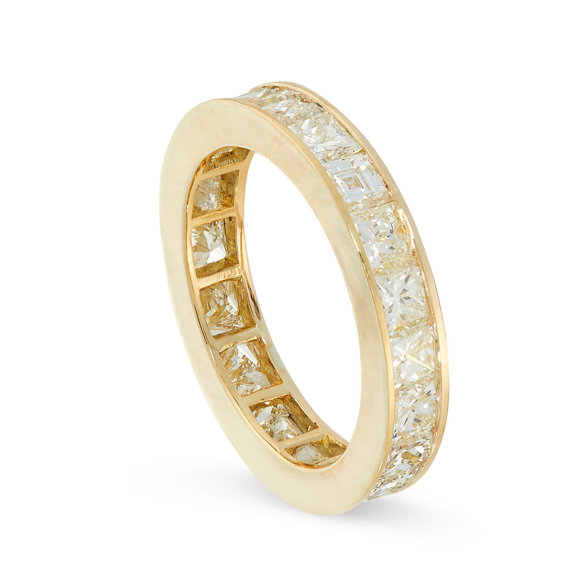 A DIAMOND ETERNITY RING in yellow gold, the band set all around with a single row of princess cut - Bild 2 aus 2