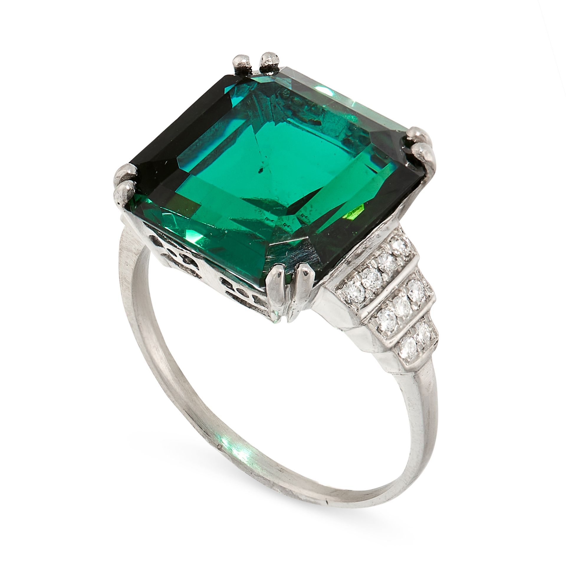 A GREEN TOURMALINE AND DIAMOND RING in 18ct white gold, set with an emerald cut green tourmaline - Bild 2 aus 3