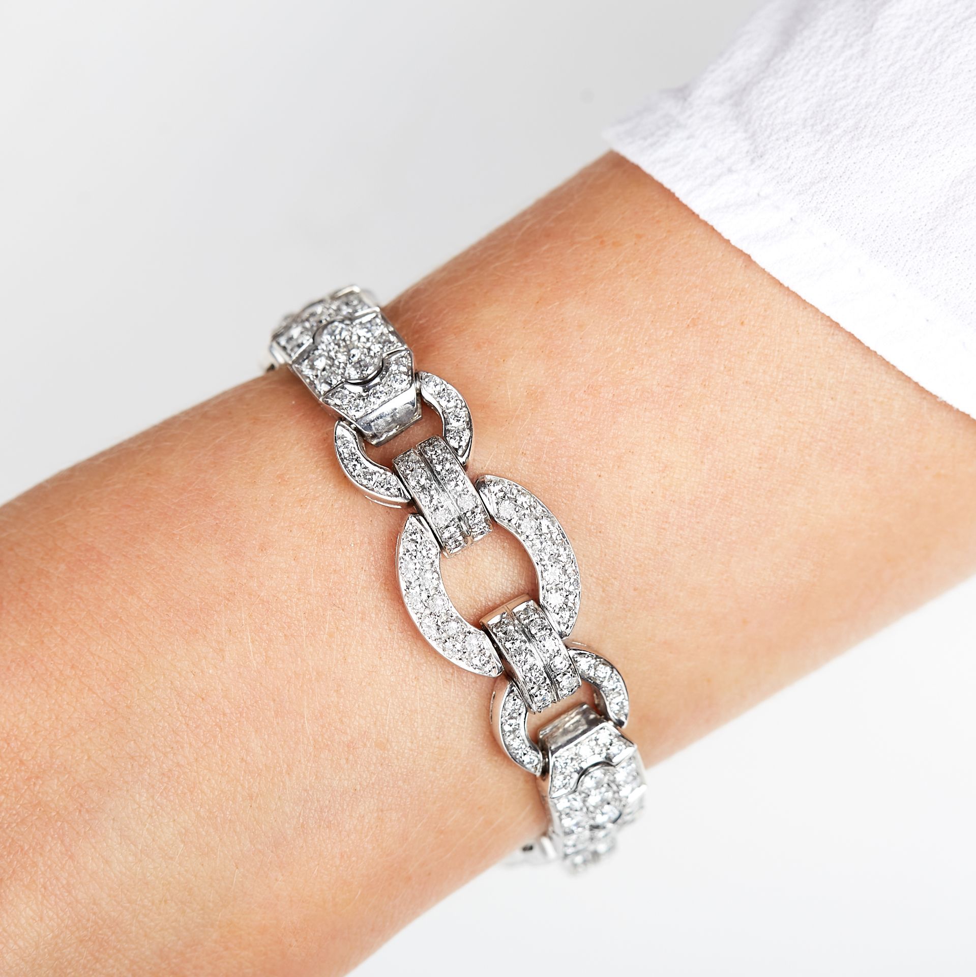 A VINTAGE DIAMOND BRACELET in 18ct white gold, comprising of a series of articulated links of - Bild 2 aus 2