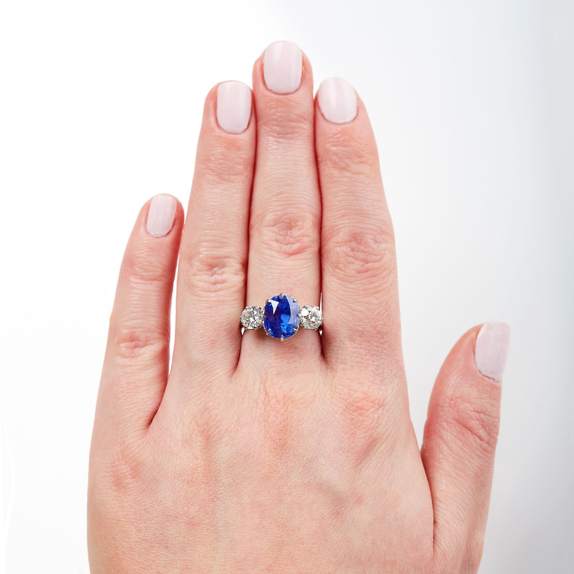 A CEYLON NO HEAT SAPPHIRE AND DIAMOND RING in 18ct white gold, set with a cushion cut blue - Image 3 of 3