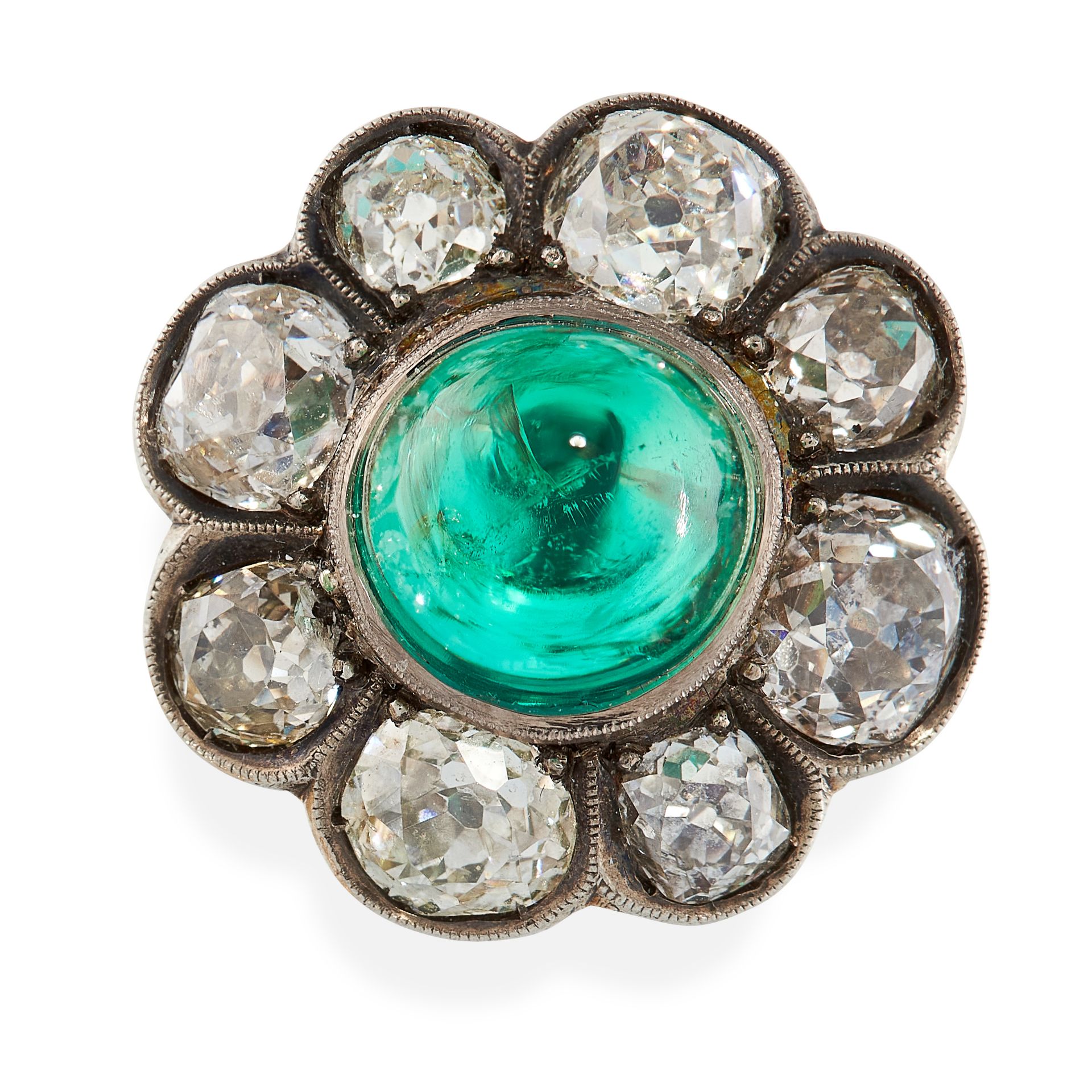 AN ANTIQUE EMERALD AND DIAMOND RING in yellow gold, set with a sugarloaf cabochon emerald of 7.10