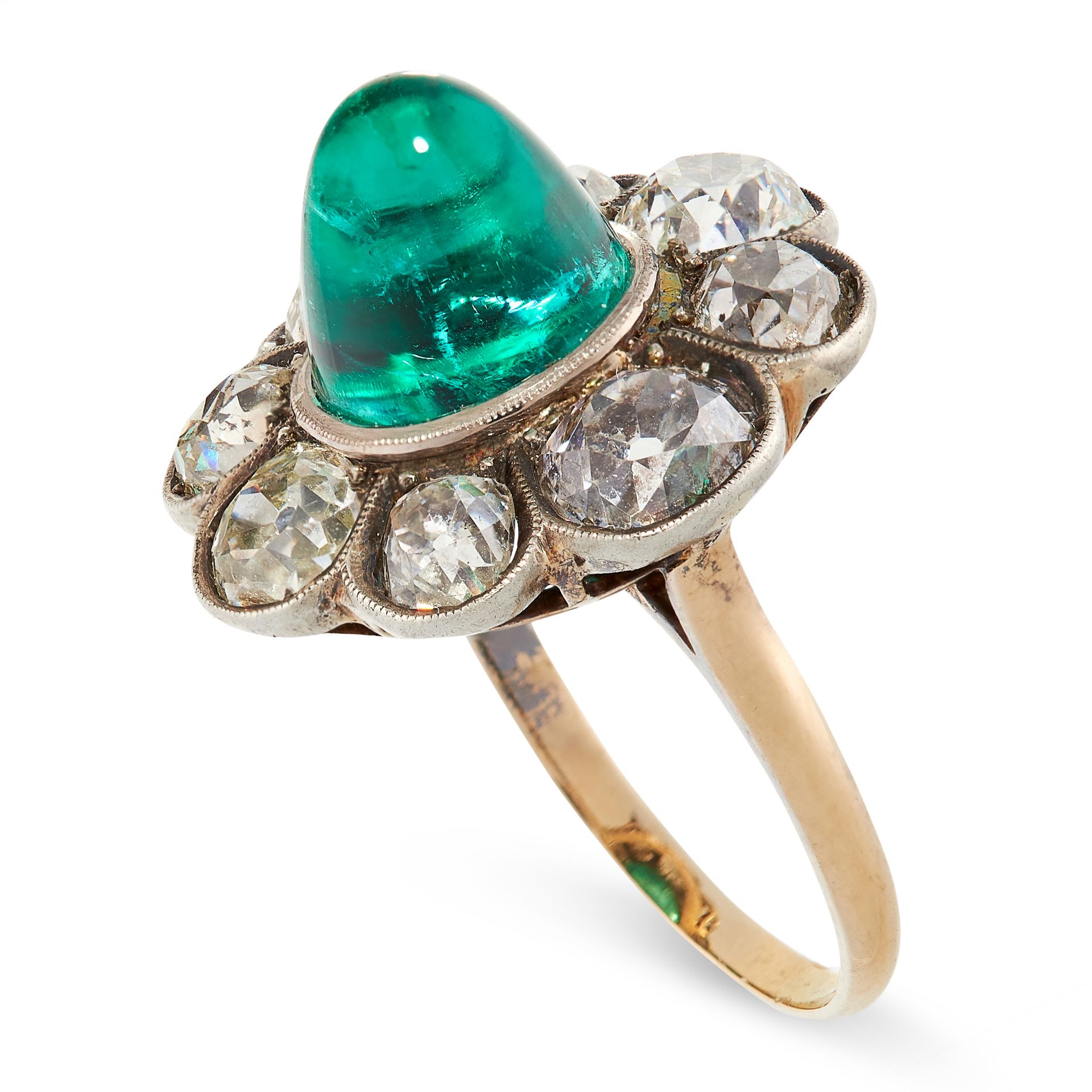 AN ANTIQUE EMERALD AND DIAMOND RING in yellow gold, set with a sugarloaf cabochon emerald of 7.10 - Image 2 of 2