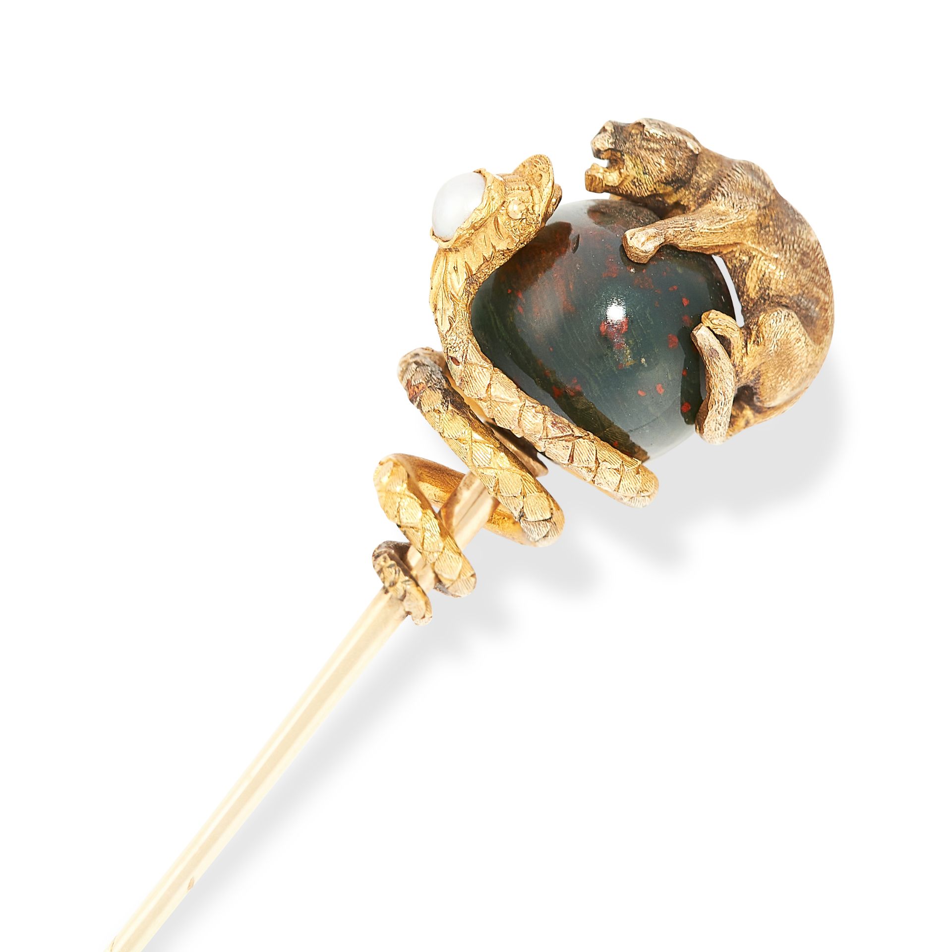 AN ANTIQUE BLOODSTONE AND PEARL STICK PIN designed as a snake attacking a dog, coiled around a - Bild 2 aus 2