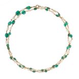 AN EMERALD AND PEARL NECKLACE in 9ct yellow gold, comprising a single row of alternating polished