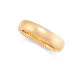 AN ANTIQUE WEDDING BAND RING, 1911 in 18ct yellow gold, full British hallmarks for Birmingham