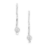 A PAIR OF DIAMOND DROP EARRINGS in 18ct white gold, set with round cut diamonds, stamped 750, 3.8cm,