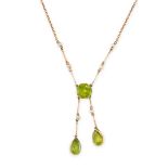 AN ANTIQUE EDWARDIAN PERIDOT AND PEARL NEGLIGEE NECKLACE in yellow gold, set with a central