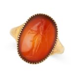 AN ANTIQUE CARNELIAN INTAGLIO RING in yellow gold, set with a carved carnelian intaglio depicting