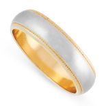 A GENTLEMAN’S WEDDING BAND RING in 18ct yellow and white gold, in two-tone design, accented by