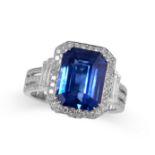 A SAPPHIRE AND DIAMOND RING in 18ct white gold, set with an emerald cut blue sapphire of 8.17